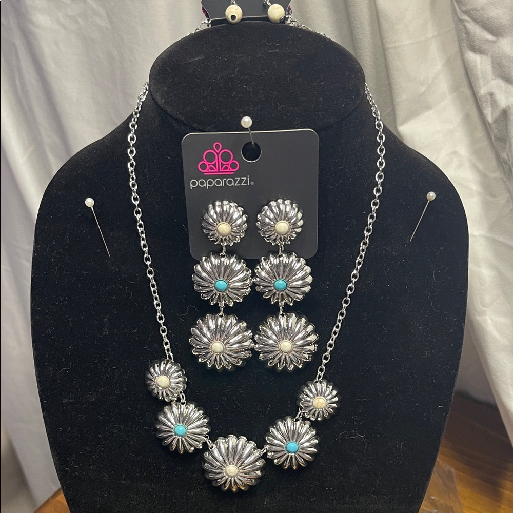 Paparazzi Silver and Blue Floral Necklace Set BNWT